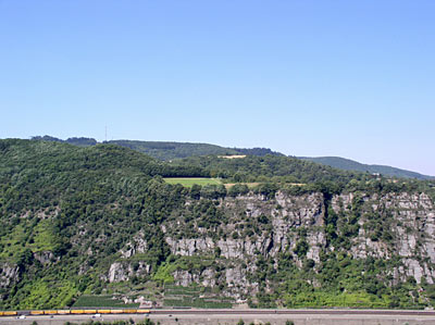 Blick vom Rheintal auf den Waldkamm des Rheinhunsrücks