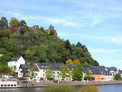 Stadtkulisse Saarburg mit Burganlage