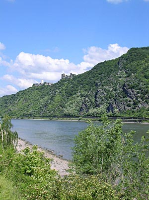 Rhein mit den Burgen Sterrenberg und Liebenstein