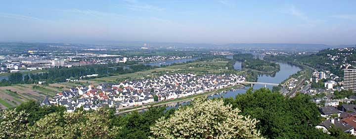 Blick auf die Rheintalniederung mit der Insel Niederwerth